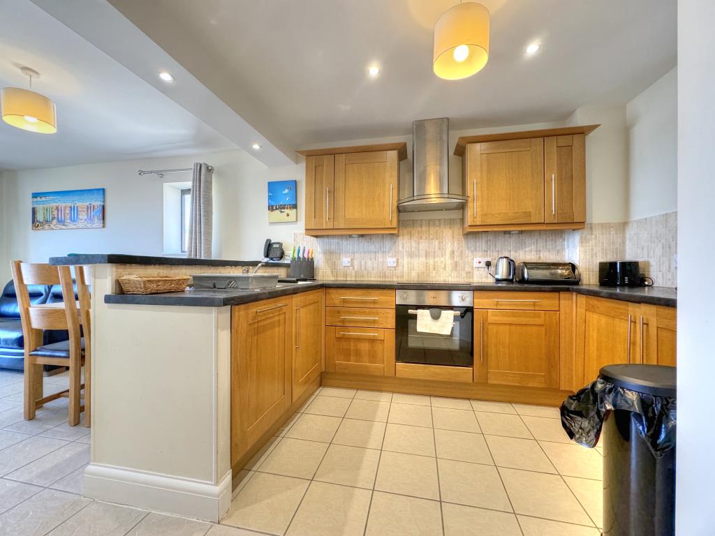 Lot: 120 - TOP FLOOR HOLIDAY APARTMENT FOR INVESTMENT - Open Plan Kitchen